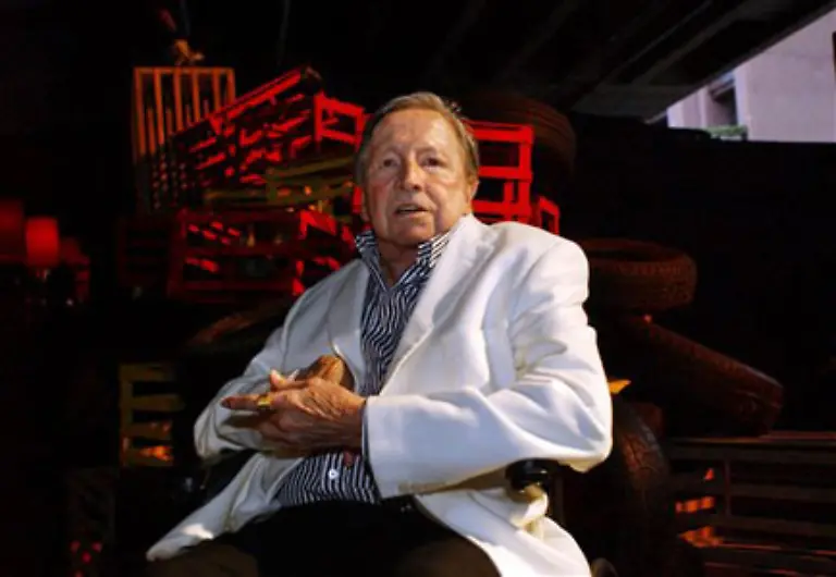 Am-12-Mai-erlag-Robert-Rauschenberg-82-jaehrig-den-Folgen-einer-Lungenentzuendung-Der-Maler-und-Objektkuenstler-gilt-neben-Roy-Lichtenstein-und-Andy-Warhol-als-Wegbereiter-der-Pop-Art-Seine-Arbeiten-sprengten-die-Schranken-zwischen-Malerei-und-Skulptur