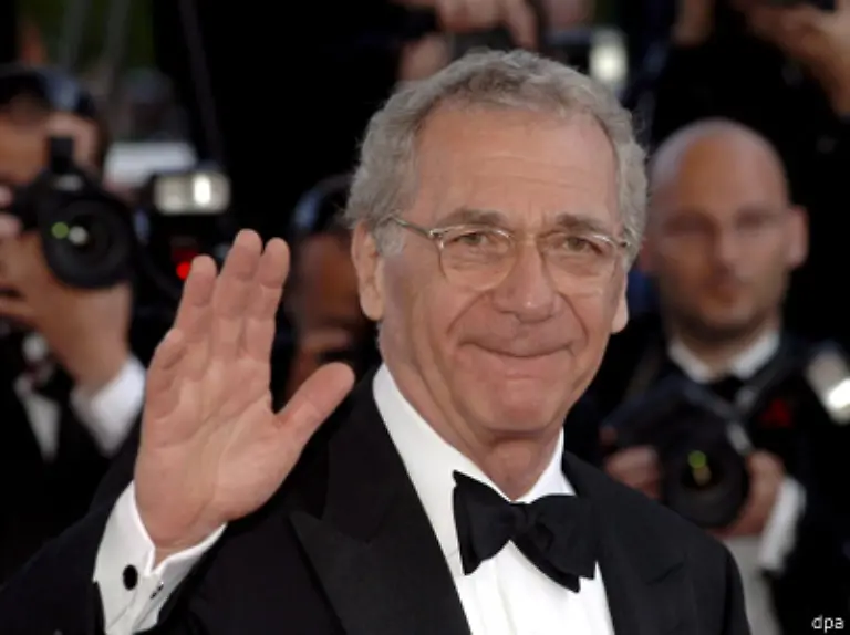 Der-US-Filmregisseur-Sydney-Pollack-starb-am-26-Mai-mit-73-Jahren-an-Krebs-Er-wurde-als-Regisseur-von-Filmen-wie-Jenseits-von-Afrika-Tootsie-und-Die-Firma-weltbekannt-Insgesamt-war-er-46-Mal-fuer-den-Oscar-nominiert-und-erhielt-ihn-1996-fuer-Jenseits-von-Afrika