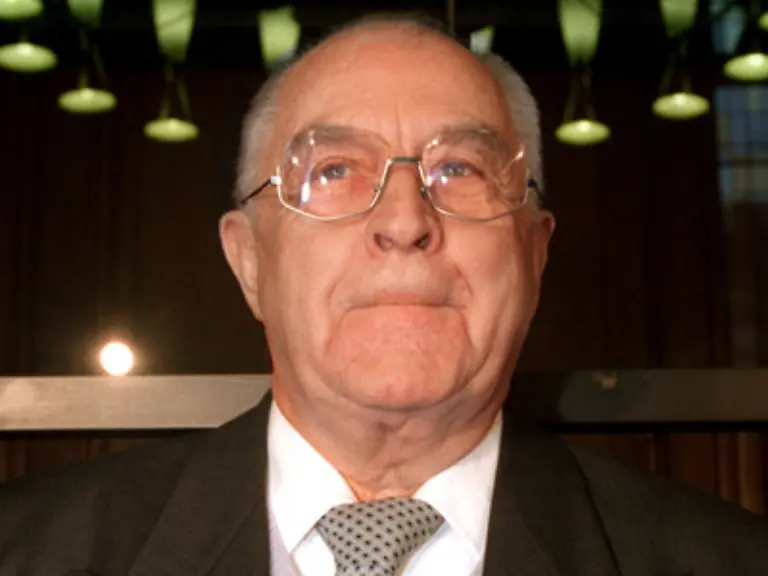 Der-langjaehrige-DDR-Unterhaendler-Wolfgang-Vogel-starb-mit-82-Jahren-in-Oberbayern-Er-erlag-am-21-August-einer-laengeren-Krankheit-Vogel-galt-zu-DDR-Zeiten-als-wichtiger-Vermittler-zur-Bundesrepublik-und-war-mit-der-Ausreise-von-Buergern-in-den-Westen-befasst