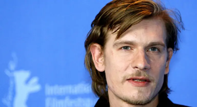 18-Oktober-Guillaume-Depardieu-ist-tot-Zeit-seines-Lebens-hatte-der-37-Jaehrige-mit-seinem-Vater-zu-kaempfen-Gerard-Urgestein-des-franzoesischen-Films-sagte-sich-eine-Zeit-lang-sogar-von-seinem-Sohn-der-selbst-recht-erfolgreich-als-Schauspieler-war-los-Guillaume-starb-an-den-Folgen-einer-Lungenentzuendung