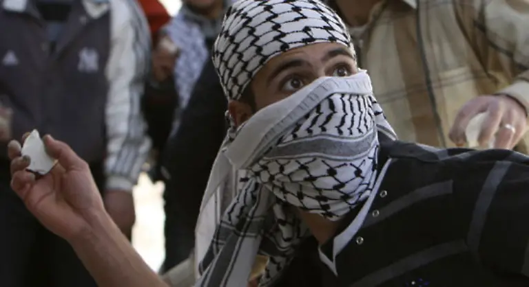 In-einer-israelischen-Siedlung-im-Westjordanland-wurden-beim-Anschlag-eines-Palaestinensers-insgesamt-vier-Menschen-mit-einem-Messer-verletzt-Eine-Armeesprecherin-teilte-mit-der-Angreifer-selbst-sei-durch-Schuesse-schwer-verletzt-und-festgenommen-worden