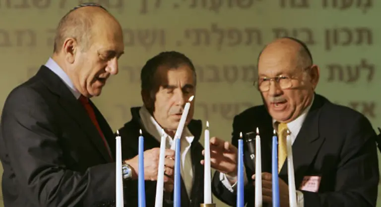 Obwohl-der-amtierende-israelische-Ministerpraesident-Ehud-Olmert-links-im-Bild-die-Bevoelkerung-auf-eine-laengere-Auseinandersetzung-einstimmte-gehen-Experten-davon-aus-dass-der-Krieg-nur-noch-wenige-Tage-dauern-duerfte
