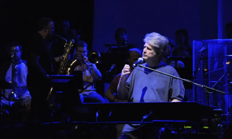 Wenn-man-den-enthusiastischen-Kritiken-der-Musikpresse-Glauben-schenken-will-erreicht-auch-Beach-Boys-Kopf-Brian-Wilson-mit-seinem-Konzeptalbum-That-Lucky-Old-Sun-wieder-alte-Staerke