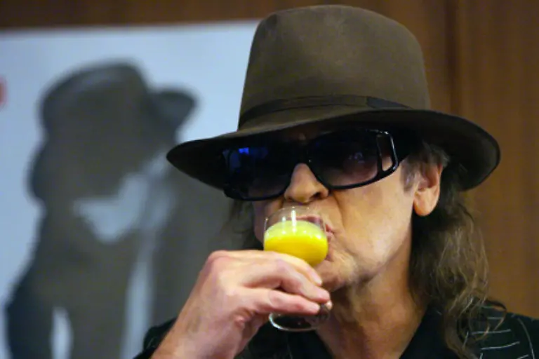 Woddy-Woddy-Wodka-ist-sein-Treibstoff-Udo-Lindenberg-feiert-seinen-siebten-Fruehling-und-ist-erfolgreich-wie-nie-Duette-mit-jungen-Kuenstlern-wie-Jan-Delay-erschliessen-Lindenberg-neue-Hoerergruppen-und-bescheren-ihm-das-erste-Nummer-Eins-Album-seiner-Karriere