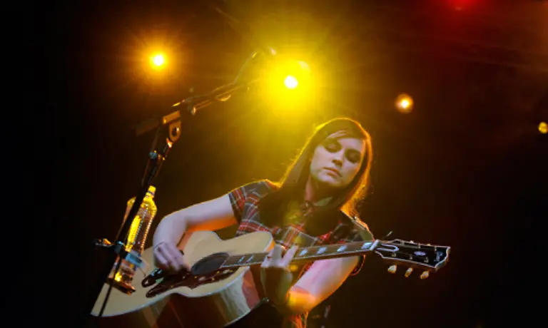 Die-schottische-Liedermacherin-Amy-Macdonald-gehoert-zu-den-erfolgreichsten-Newcomerinnen-des-Jahres-Mit-This-Is-The-Life-belegt-sie-Platz-acht