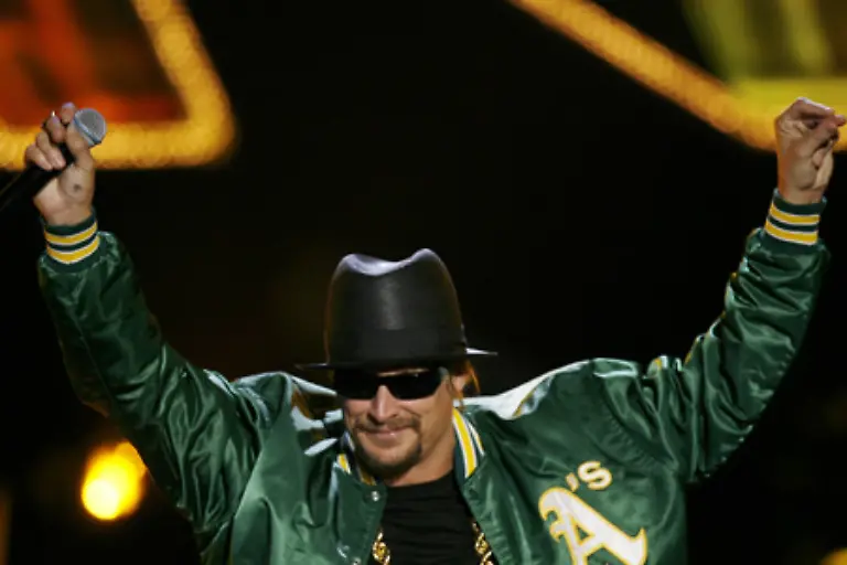 Mit-seiner-Hommage-an-Lynyrd-Skynyrds-Sweet-Home-Alabama-auf-Platz-drei-Kid-Rock-und-All-Summer-Long
