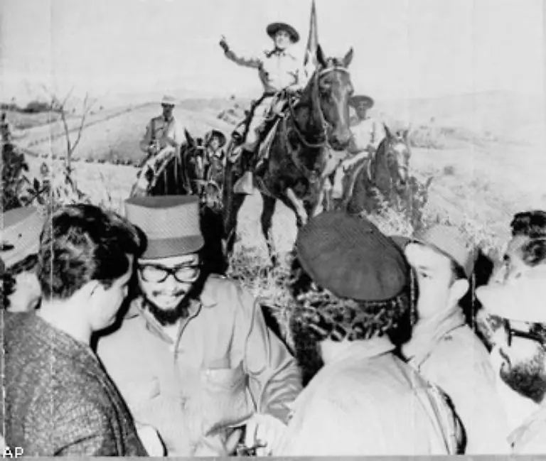 der-sich-im-Maerz-1952-an-die-Macht-putscht-hier-1959-auf-einem-Wandbild-hinter-Castro-Wenige-Tage-spaeter-klagt-ein-junger-Rechtsanwalt-vor-dem-Obersten-Gericht-des-Landes-Batista-wegen-Bruchs-der-Verfassung-an-Sein-Name-Fidel-Castro