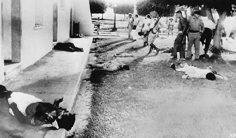 Die-Klage-wird-abgewiesen-Castro-beruft-sich-nun-auf-sein-verfassungsmaessiges-Recht-auf-Widerstand-Mit-rund-130-Anhaengern-stuermt-er-am-26-Juli-1953-die-Moncada-Kaserne-in-Santiago-de-Cuba