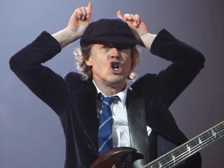 Das-Erscheinen-von-Black-Ice-loest-nicht-nur-bei-Gitarrist-Angus-Young-Euphorie-aus-Die-australische-Rock-Legende-AC-DC-belegt-mit-ihrem-unsterblichen-Gefuehl-fuer-mitreissenden-Rock-Rang-sieben