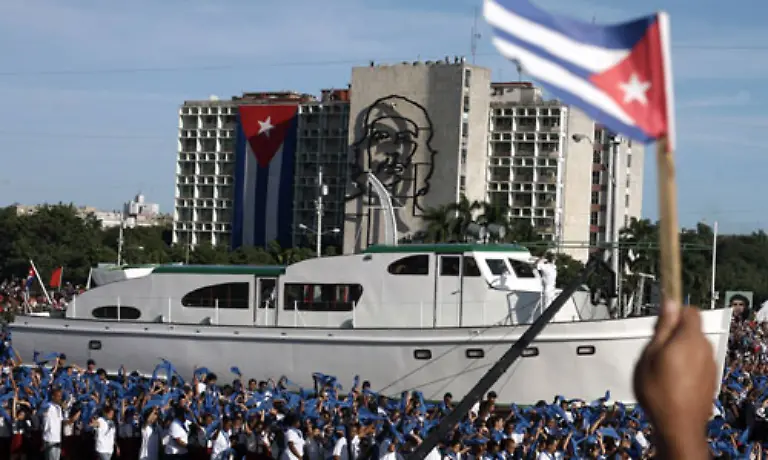 Zusammen-mit-Che-Guevara-und-nur-80-weiteren-Rebellen-kehrt-Castro-im-Dezember-1956-auf-der-Yacht-Granma-nach-Kuba-zurueck