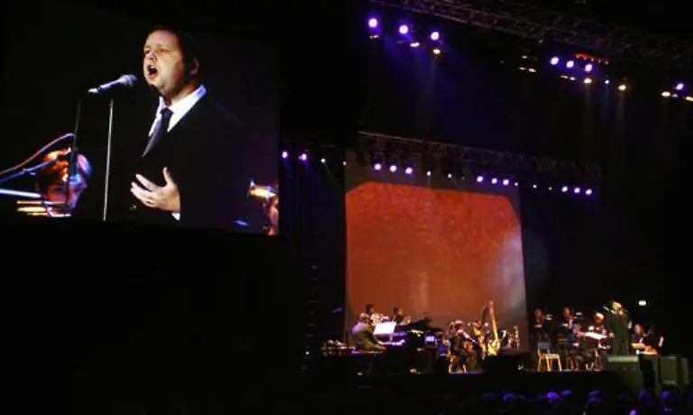 Er-erobert-nicht-nur-die-Herzen-der-englischen-Hoerer-sondern-auch-den-deutschen-Markt-Paul-Potts-Der-ehemalige-Handyverkaeufer-liefert-mit-seinem-Durchbruch-bei-Britain-s-Got-Talent-eine-der-Geschichten-des-Jahres-Platz-drei-fuer-sein-Album-One-Chance