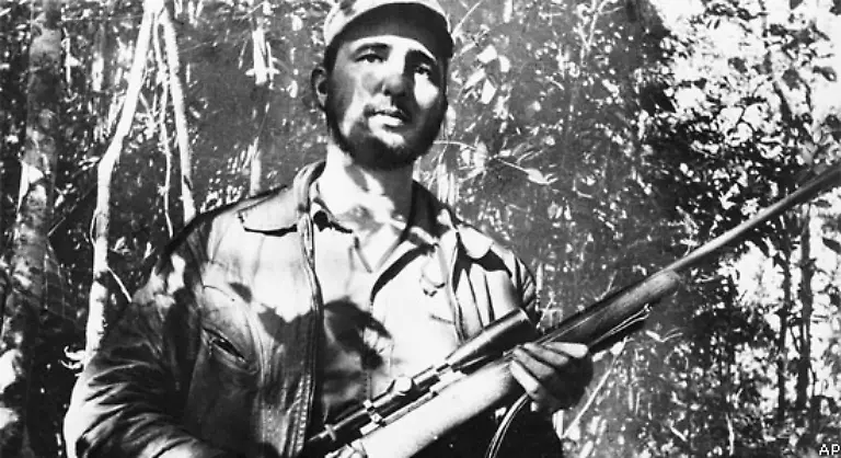 26-Monate-dauert-ihr-Guerillakampf-Das-Bild-zeigt-Castro-im-Jahr-1957