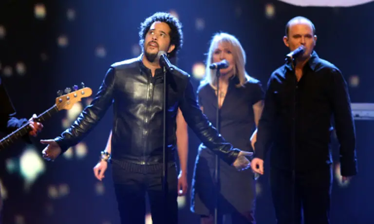 Auf-Platz-zwei-landet-das-bereits-2007-veroeffentlichte-Album-Von-einem-anderen-Stern-von-Ich-Ich-Fuenfzig-Wochen-benoetigt-das-Album-um-schliesslich-Nummer-eins-der-Charts-zu-werden-2008-ist-es-die-meistverkaufte-CD-eines-deutschen-Kuenstlers