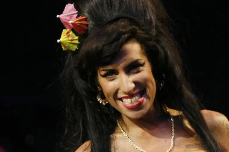 Ihrer-Beliebtheit-bei-den-Hoerern-schadet-das-offensichtlich-nicht-Amy-Winehouse-Album-Back-to-Black-nimmt-2008-die-Spitzenposition-ein-Aber-die-Konkurrenz-um-Duffy-und-Co-hat-sich-bereits-formiert-2009-koennte-ihr-Jahr-werden