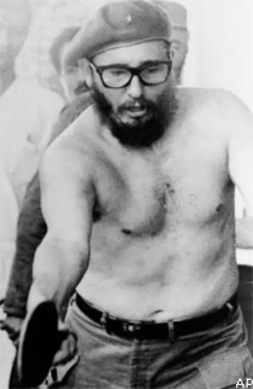 Dieses-Bild-zeigt-Castro-1963-bei-einem-Tischtennisspiel-gegen-US-Studenten-die-aus-Protest-gegen-den-Bann-ihres-Landes-nach-Kuba-kamen-Der-Legende-nach-sagte-Castro-wenn-ein-Student-ihn-besiege-dann-koenne-dieser-kubanischer-Regierungschef-werden