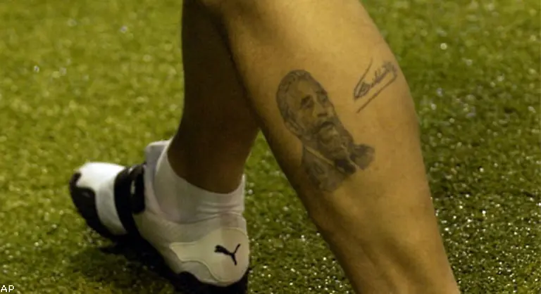 Auch-der-argentinische-Fussballstar-Maradona-erliegt-dem-Charme-des-Revolutionsfuehrers
