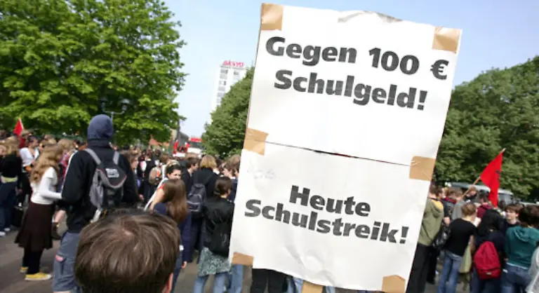 SCHULGELD-Schulgeld-fuer-private-und-kirchliche-Einrichtungen-sind-nach-Abzug-von-Beherbergungs-Betreuungs-und-Verpflegungskosten-zu-30-Prozent-als-Sonderausgabe-abzugsfaehig-Der-Hoechstbetrag-liegt-bei-5000-Euro