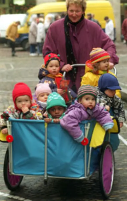 TAGESMUeTTER-Auch-vom-Staat-bezahlte-Tagesmuetter-muessen-wie-schon-private-Steuern-zahlen-Zugleich-wird-aber-die-steuerfreie-Betriebskostenpauschale-auf-monatlich-300-Euro-pro-Kind-angehoben
