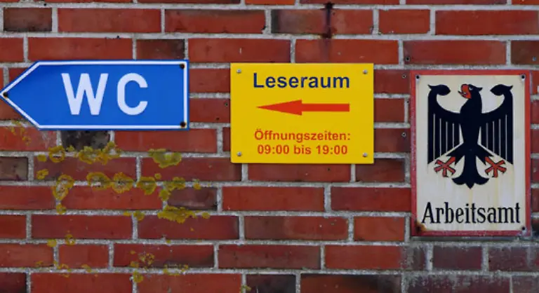 SOZIALABGABEN-Der-Beitragssatz-fuer-die-Arbeitslosenversicherung-sinkt-von-3-3-auf-2-8-Prozent-Im-Gegenzug-wird-fuer-viele-die-gesetzliche-Krankenversicherung-teurer-Der-Gesundheitsfonds-bringt-einen-einheitlichen-Beitragssatz-von-15-5-Prozent