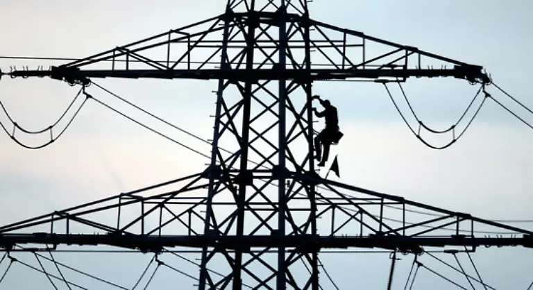 Mit-der-Neufassung-des-Aussenwirtschaftsgesetzes-soll-verhindert-werden-dass-Staatsfonds-oder-Finanzinvestoren-aus-Nicht-EU-Staaten-zu-grossen-Einfluss-in-strategisch-wichtigen-Branchen-wie-Telekom-oder-Energieversorgung-bekommen