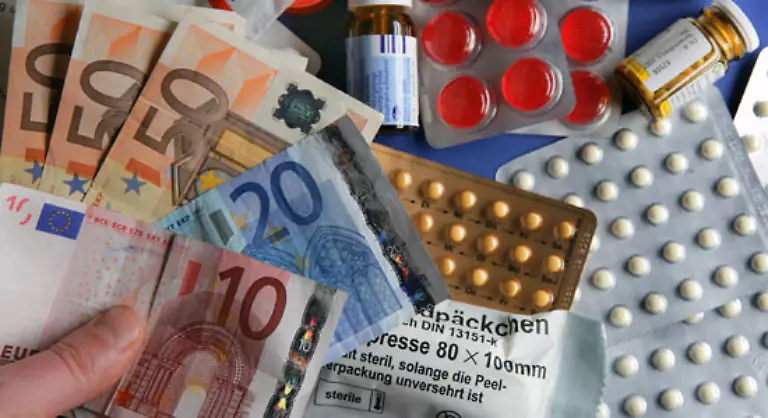 PRIVATE-KRANKENVERSICHERER-Zum-Jahreswechsel-wird-erstmals-eine-Versicherungspflicht-fuer-all-jene-ohne-Krankenschutz-eingefuehrt-die-zuvor-schon-einmal-privat-versichert-waren-Parallel-dazu-gibt-es-bei-Privatkassen-einen-neuen-Basistarif-mit-GKV-Leistungen
