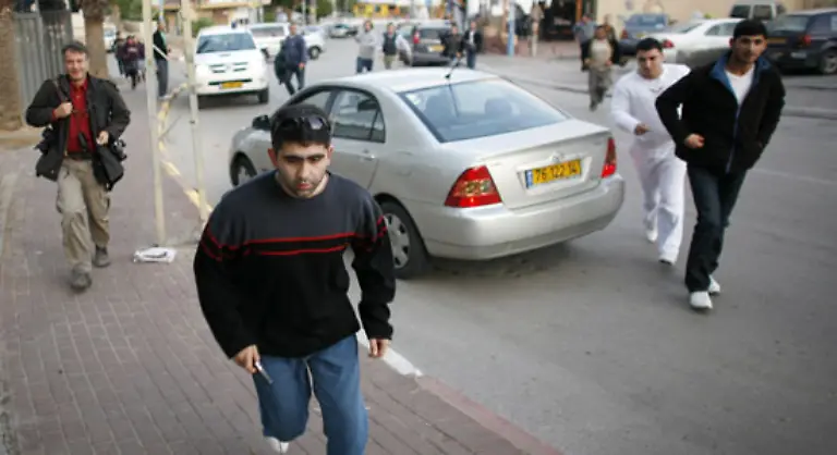 Israelis-bringen-sich-wegen-einer-herannahenden-Rakete-der-Hamas-in-Sicherheit