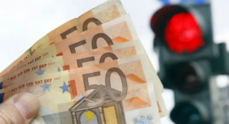 VERKEHR-BUssGELD-Verkehrssuender-werden-schon-bald-kraeftig-zur-Kasse-gebeten-Vom-Ueberfahren-der-Kreuzung-bei-Rotlicht-bis-zum-Rasen-Draengeln-und-unerlaubten-Autorennen-wird-das-Bussgeld-von-Anfang-Februar-an-drastisch-angehoben