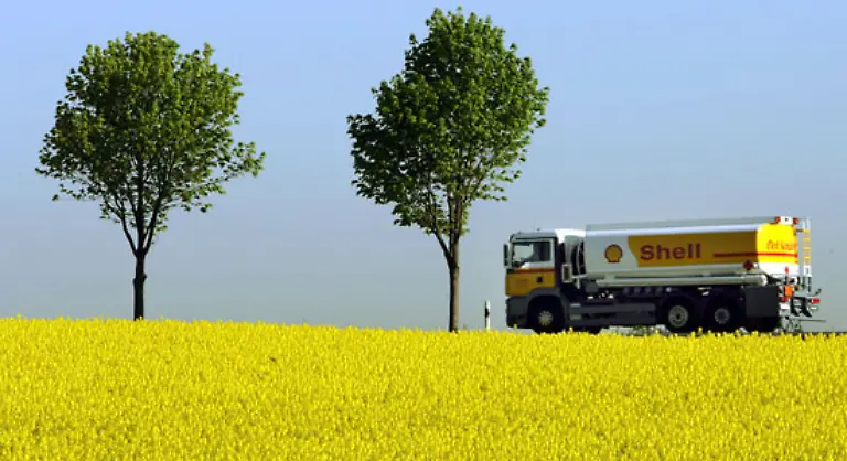 BIOSPRIT-Die-Steuerbelastung-von-reinem-Biodiesel-wird-gemildert-und-fuer-2009-auf-18-Cent-pro-Liter-statt-auf-bisher-geplante-21-Cent-festgelegt-Der-Ausbau-erhoehter-Beimischungen-von-Agrarsprit-mit-dem-ueblichem-fossilem-Diesel-wird-dagegen-gedrosselt