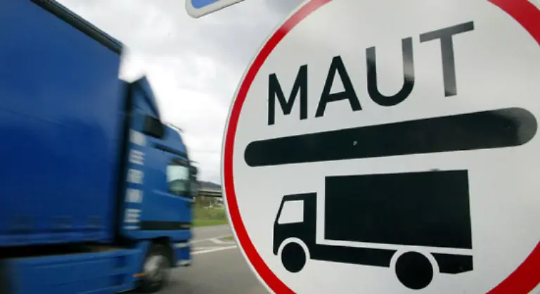 MAUT-Trotz-aller-Spediteurs-Proteste-wird-die-Maut-fuer-schwere-Lkw-zum-Teil-drastisch-erhoeht-Zudem-wird-die-Belastung-noch-staerker-als-bisher-nach-Schadstoffen-gestaffelt-Im-Schnitt-verteuert-sich-die-Autobahn-Gebuehr-von-13-5-auf-16-3-Cent-je-Kilometer