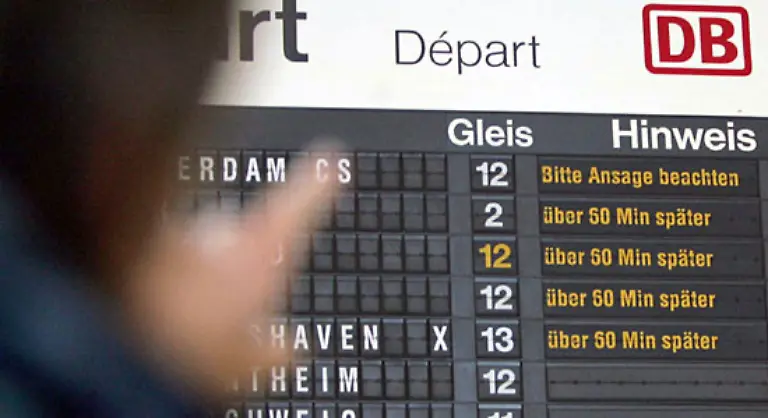 BAHN-Von-Mai-an-sollen-Bahnreisende-bei-Verspaetung-und-Ausfall-von-Zuegen-einen-einklagbaren-Entschaedigungsanspruch-erhalten-Ab-einer-Stunde-Verspaetung-sollen-ein-Viertel-des-Fahrpreises-erstattet-werden-nach-zwei-Stunden-die-Haelfte