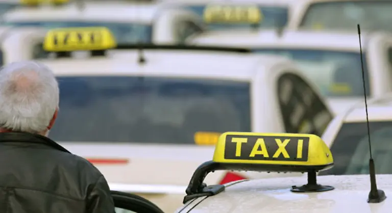 Kommt-ein-Nahverkehrs-Zug-mindestens-20-Minuten-zu-spaet-koennen-die-Fahrgaeste-ohne-Aufschlag-auf-Fernverkehrszuege-umsteigen-Nachts-werden-Taxikosten-bis-zu-50-Euro-erstattet