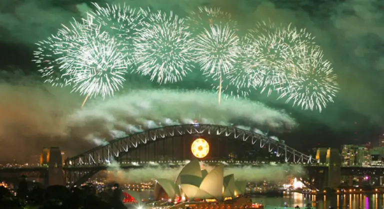 Rund-1-5-Millionen-Menschen-wohnten-dem-gigantischen-Feuerwerk-ueber-der-weltberuehmten-Oper-der-australischen-Metropole-Sydney-bei-Die-umgerechnet-rund-2-4-Millionen-Euro-teure-Show-war-das-groesste-Feuerwerk-in-der-Geschichte-der-Stadt