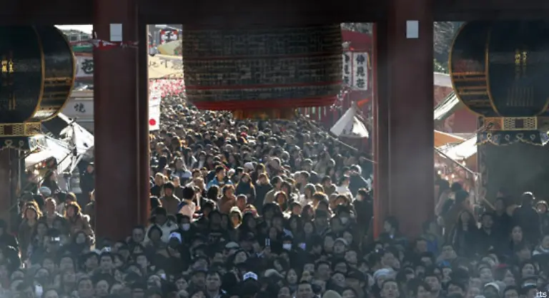 In-Japan-gingen-Millionen-Menschen-in-der-Neujahrsnacht-in-die-Tempel-und-Schreine-um-von-den-Goettern-Glueck-und-Segen-fuer-das-neue-Jahr-zu-erbitten