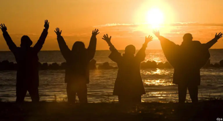 Eine-weitere-japanische-Tradition-ist-die-Begruessung-des-ersten-Sonnenaufgangs-im-neuen-Jahr-In-der-japanischen-Mythologie-spielt-die-Sonnengoettin-eine-zentrale-Rolle-nicht-umsonst-ist-Japan-das-Reich-der-aufgehenden-Sonne