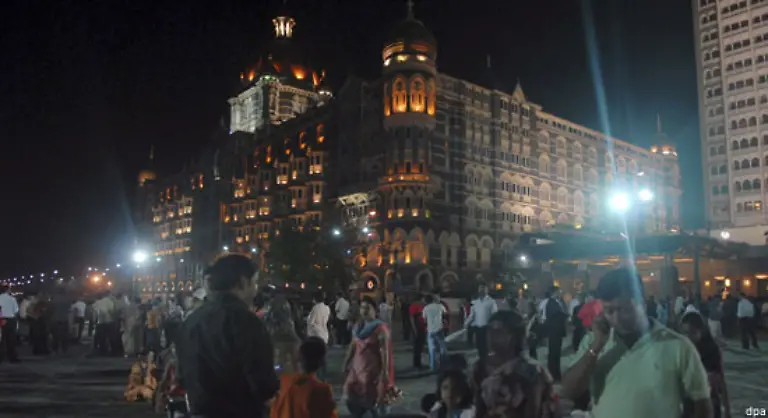 In-der-indischen-Wirtschaftsmetropole-Bombay-fanden-die-Feierlichkeiten-nach-den-Terroranschlaegen-vom-November-unter-strengen-Sicherheitsvorkehrungen-statt
