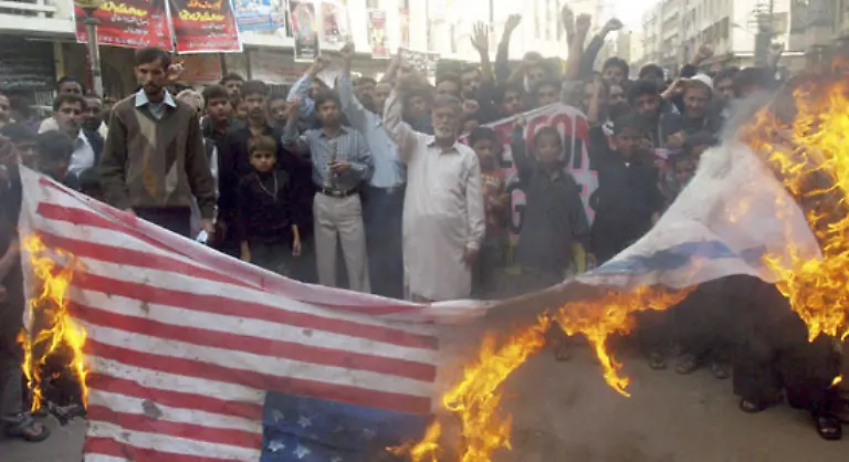 Im-Blickpunkt-der-Demonstranten-sind-natuerlich-auch-die-USA-Praesident-Bush-sagt-die-Hamas-sei-allein-verantwortlich-fuer-die-Eskalation