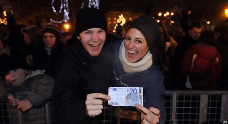 Auch-in-Bratislava-gab-es-einen-weiteren-Grund-zum-Feiern-Die-Slowakei-wurde-Schlag-Mitternacht-Mitglied-der-Euro-Zone