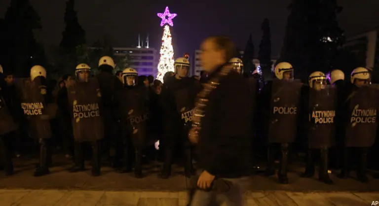 Aus-Angst-vor-Krawallen-wurde-der-Weihnachtsbaum-auf-dem-Syntagma-Platz-in-Athen-von-Polizisten-bewacht-Die-befuerchteten-groesseren-Ausschreitungen-blieben-jedoch-aus
