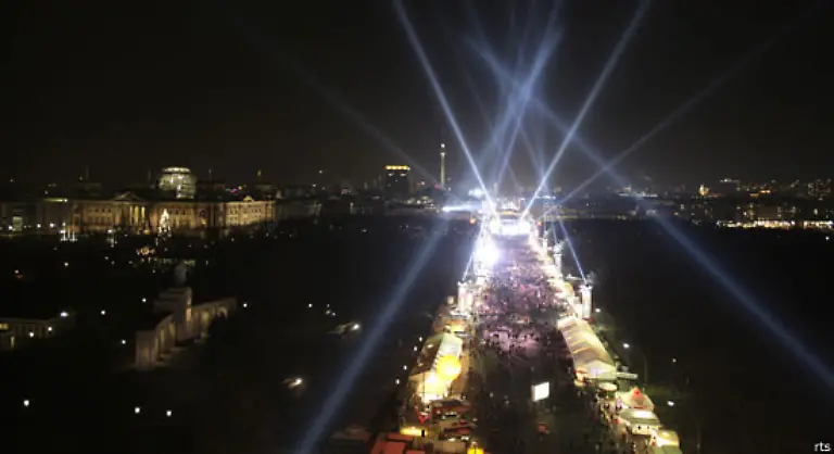 In-Berlin-feierten-auf-Deutschlands-groesster-Silvesterparty-eine-Million-Menschen-mit-reichlich-Sekt-und-einem-riesigen-Feuerwerk-den-Jahreswechsel-Die-Feiernden-prosteten-sich-mit-Sekt-in-Bechern-zu-da-Flaschen-verboten-waren