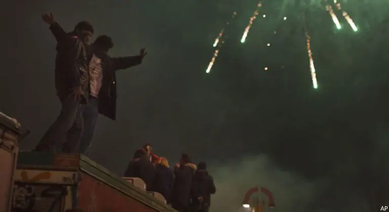 In-den-Niederlanden-verlief-die-Silvesternacht-dank-eines-Grosseinsatzes-von-Polizei-und-Feuerwehr-friedlicher-als-vor-einem-Jahr-Vor-dem-Koeniglichen-Schloss-in-Amsterdam-begruessten-Zehntausende-Nachtschwaermer-froehlich-das-Neue-Jahr