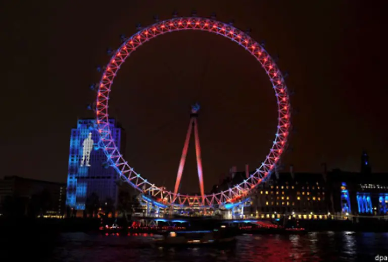 Mit-einem-grossen-Feuerwerk-begruesste-London-das-Jahr-2009-Rund-400-000-kamen-zum-Themse-Ufer-um-das-Spektakel-vor-der-Kulisse-des-Riesenrads-London-Eye-zu-sehen