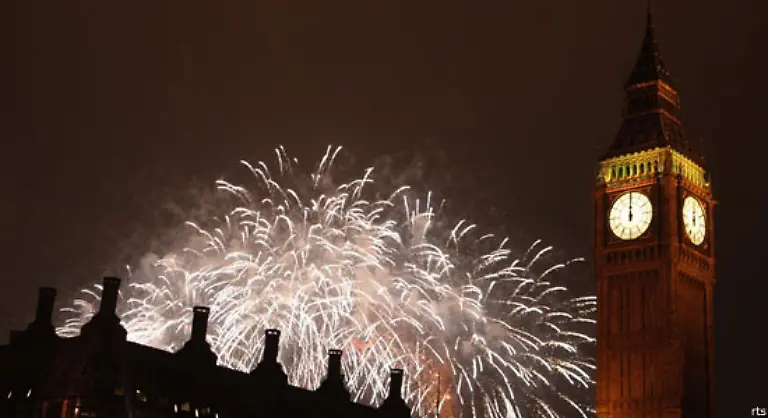Die-ersten-Raketen-stiegen-puenktlich-zu-den-mitternaechtlichen-Glockenschlaegen-von-Big-Ben-in-die-Luft