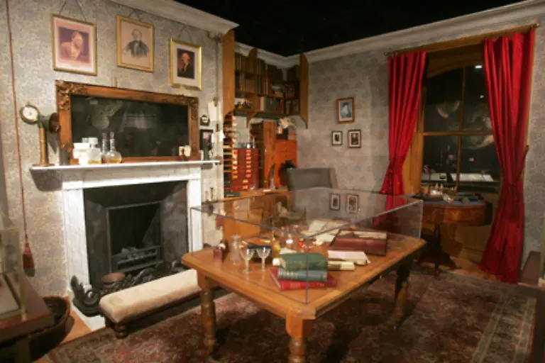 Nach-seiner-Rueckkehr-am-2-Oktober-1836-arbeitete-er-ohne-Rast-weiter-um-alle-Fundstuecke-zu-analysieren-und-seine-Beobachtungen-auszuwerten-1839-erschien-sein-erstes-Buch-ein-Reisebericht-ueber-die-Expedition