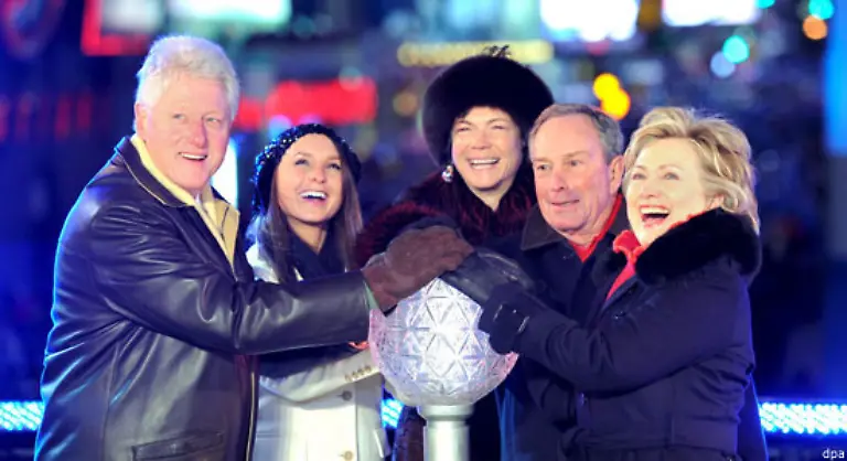 Ex-Praesident-Bill-Clinton-und-seine-Frau-die-kuenftige-US-Aussenministerin-Hillary-Clinton-drueckten-eine-Minute-vor-Mitternacht-den-Knopf