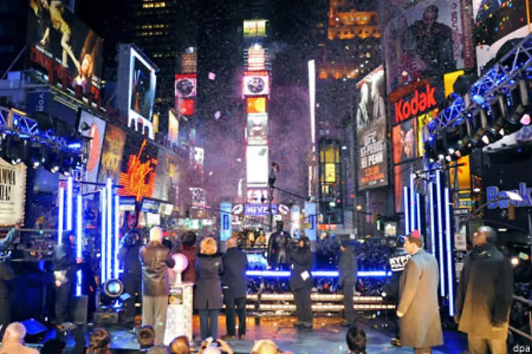 der-nach-alter-Tradition-die-leuchtende-Zeitkugel-ueber-dem-Times-Square-herabschweben-liess-Der-Kristallball-erreichte-den-Boden-um-24-00-Uhr-sechs-Stunden-nach-der-deutschen-Zeit