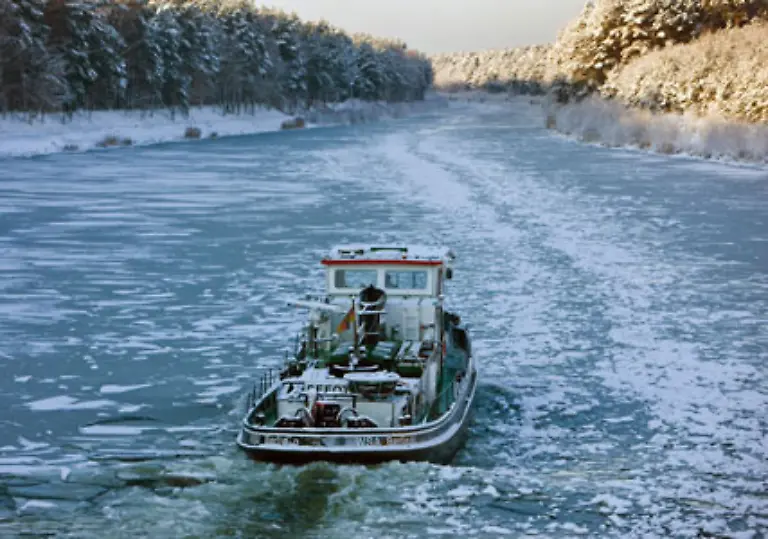 So-sind-auf-dem-Oder-Spree-Kanal-bei-Fuerstenwalde-die-Eisbrecher-staendig-im-Einsatz-um-das-Eis-auf-der-Wasserstrasse-aufzubrechen