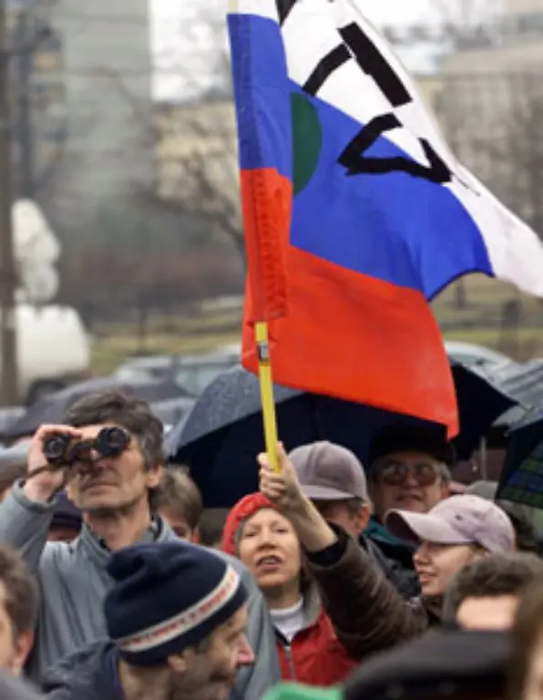 Gazprom-ist-auch-im-Banken-und-Versicherungsgeschaeft-aktiv-Ausserdem-besitzt-der-Konzern-zahlreiche-Medien-So-kaufte-er-2001-den-bis-dahin-regierungskritischen-Fernsehsender-NTW-des-Oligarchen-Gussinski