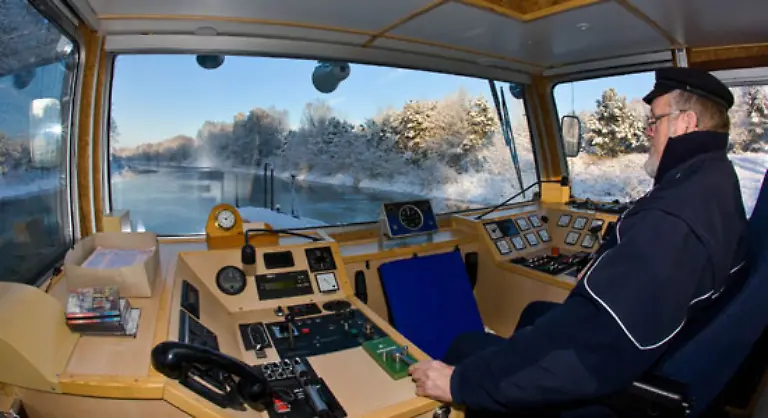 Die-geschlossene-Eisdecke-auf-der-kuenstlichen-Wasserstrasse-ist-stellenweise-bis-zu-zehn-Zentimeter-stark-Der-Oder-Spree-Kanal-wird-zwischen-Berlin-und-Fuerstenwalde-fuer-die-Schifffahrt-frei-gehalten