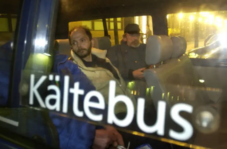 In-vielen-Staedten-Deutschlands-sind-Kaeltebusse-im-Einsatz-um-Obdachlose-von-den-Strassen-zu-holen