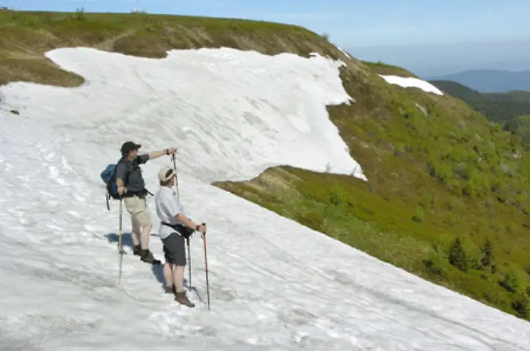 Dagegen-lag-die-spaeteste-Schneedecke-unterhalb-von-1000-Metern-mit-sechs-Zentimetern-am-2-Juni-1962-in-Oberstdorf